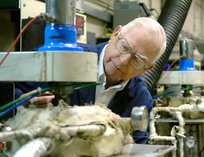 a caer researcher at an F-T reactor